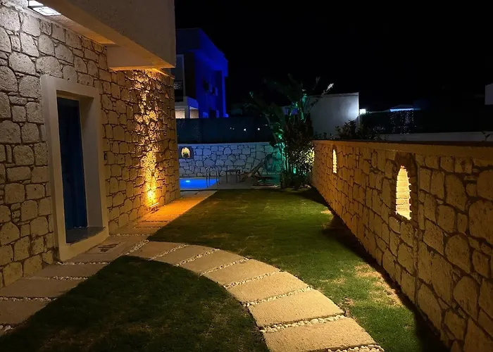 5 Km To Alacati, Luxury With Garden And Pool